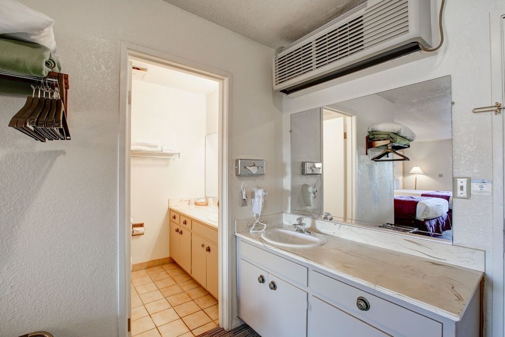 Desert Hot Springs Spa Hotel Standard Double Room, 2 Queen Beds, Balcony, Pool View 3