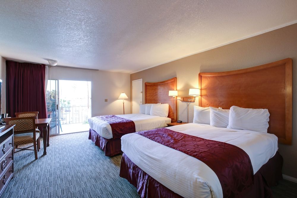Desert Hot Springs Spa Hotel Standard Double Room, 2 Queen Beds, Balcony, Pool View 2
