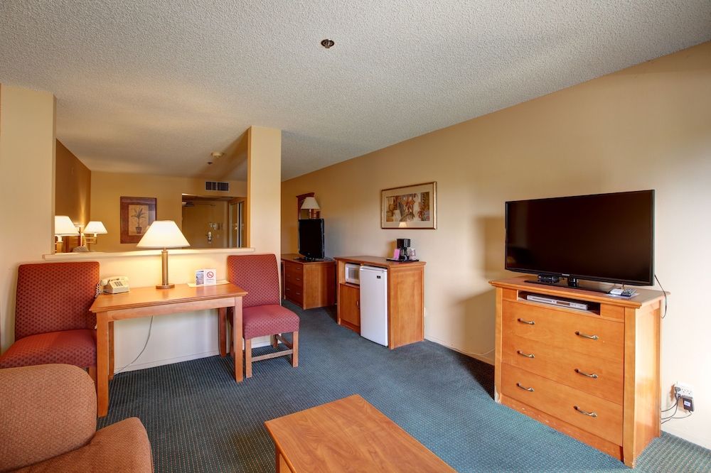 Miracle Springs Resort & Spa Room, 1 King Bed, Patio, Poolside