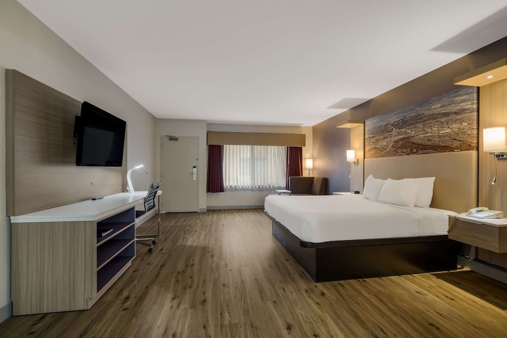 Standard Room, 1 King Bed, Non Smoking, Refrigerator (Freeway Side)