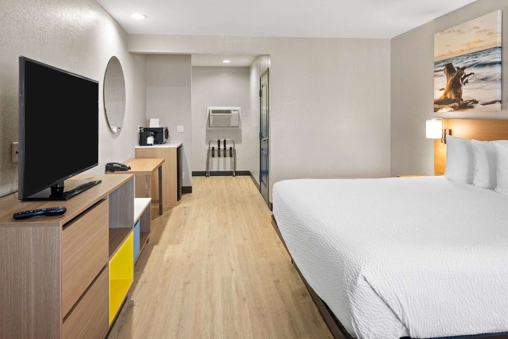Room, 1 King Bed, Accessible, Non Smoking (Roll-In Shower)