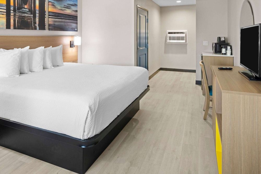 Room, 1 King Bed, Accessible, Non Smoking (Roll-In Shower)
