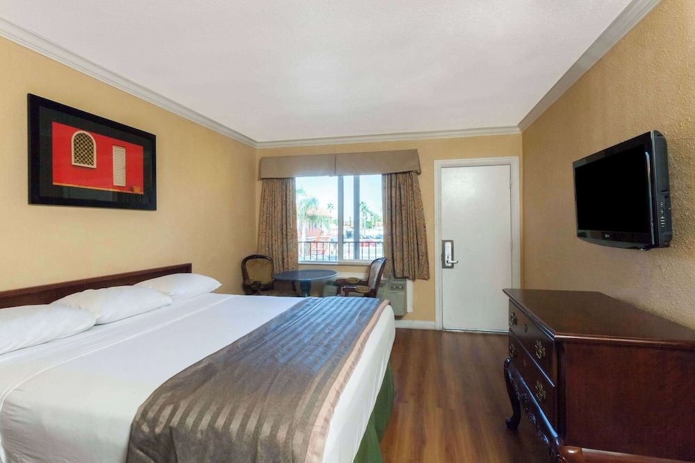 Standard Room, 1 King Bed