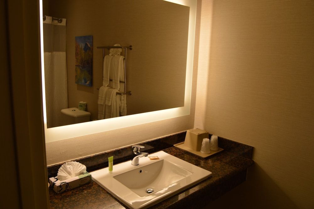 Cedar Lodge Deluxe Room, 2 Queen Beds (with sofa sleeper) 5