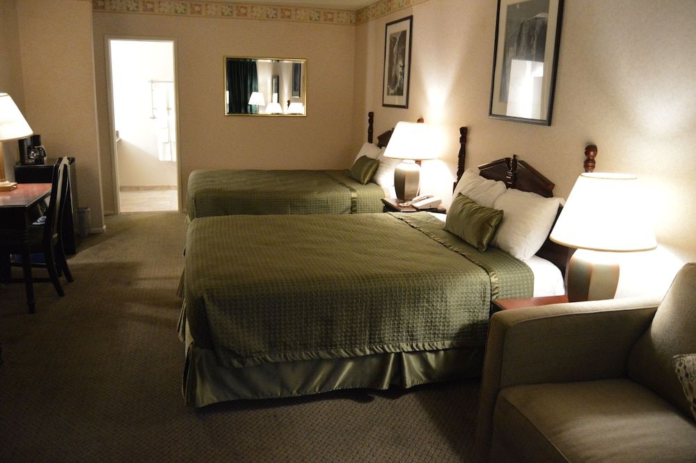 Cedar Lodge Deluxe Room, 2 Queen Beds (with sofa sleeper) 2