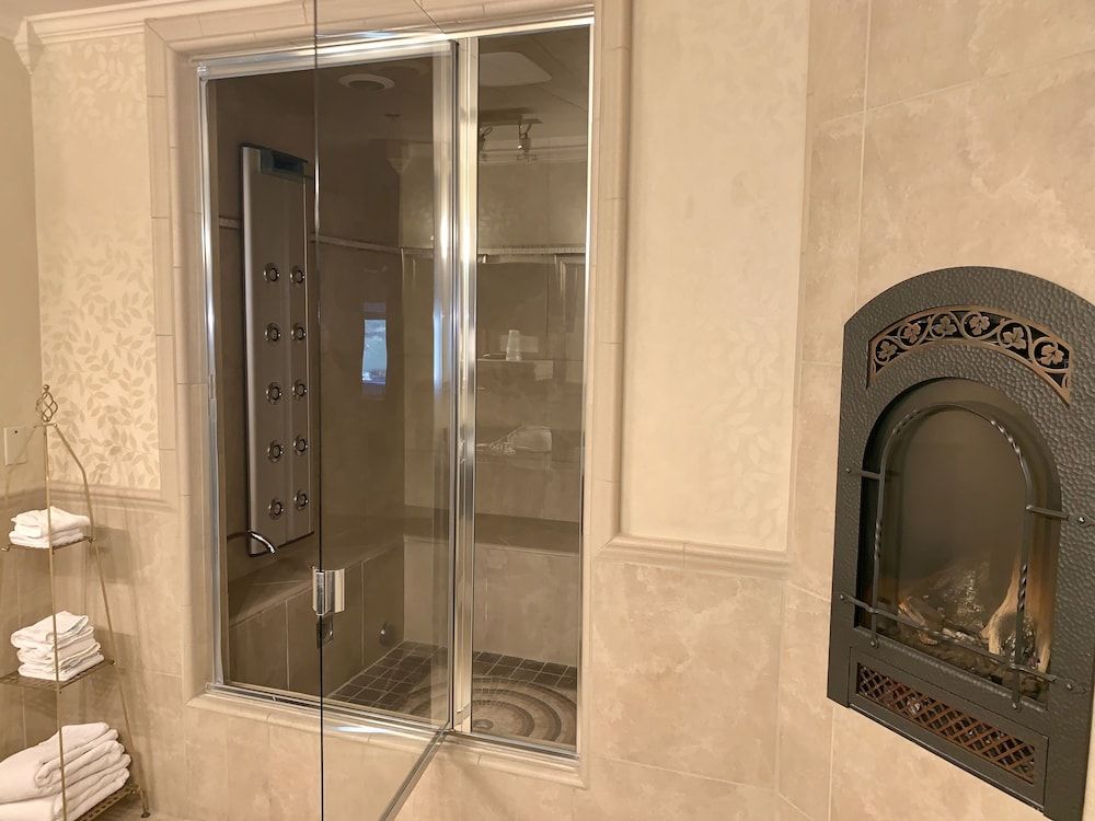 Yosemite View Lodge Luxury River View King Bed Majestic Suite 2