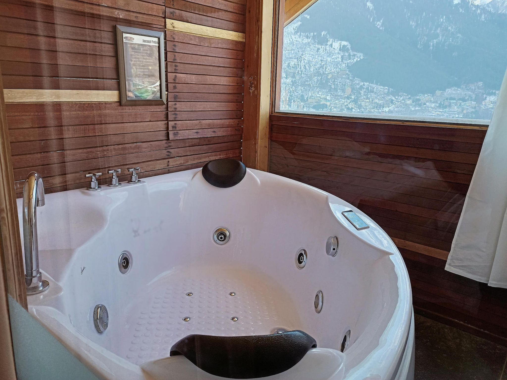 The WhiteStone Resort, Manali (Centrally Heated Mountain view) Luxury Cottage with Jacuzzi 2