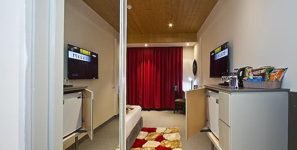 The WhiteStone Resort, Manali (Centrally Heated Mountain view) Cozy Honeymoon Room (Open Sit Out + Valley View ) Centralized heating system 4
