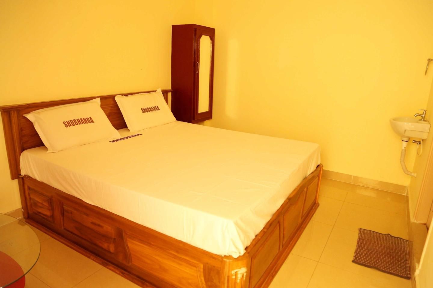 Deluxe Room AC For 4 People