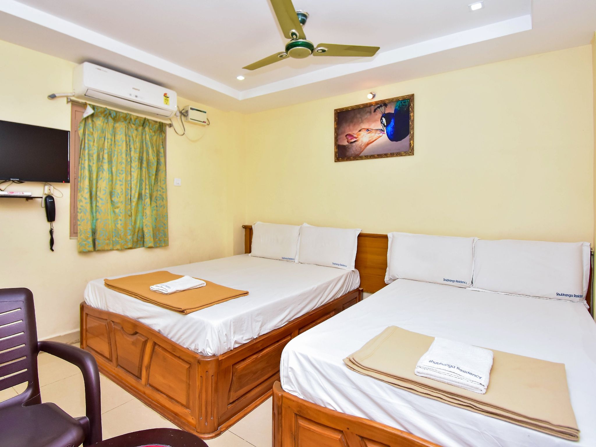 Deluxe Room AC For 4 People