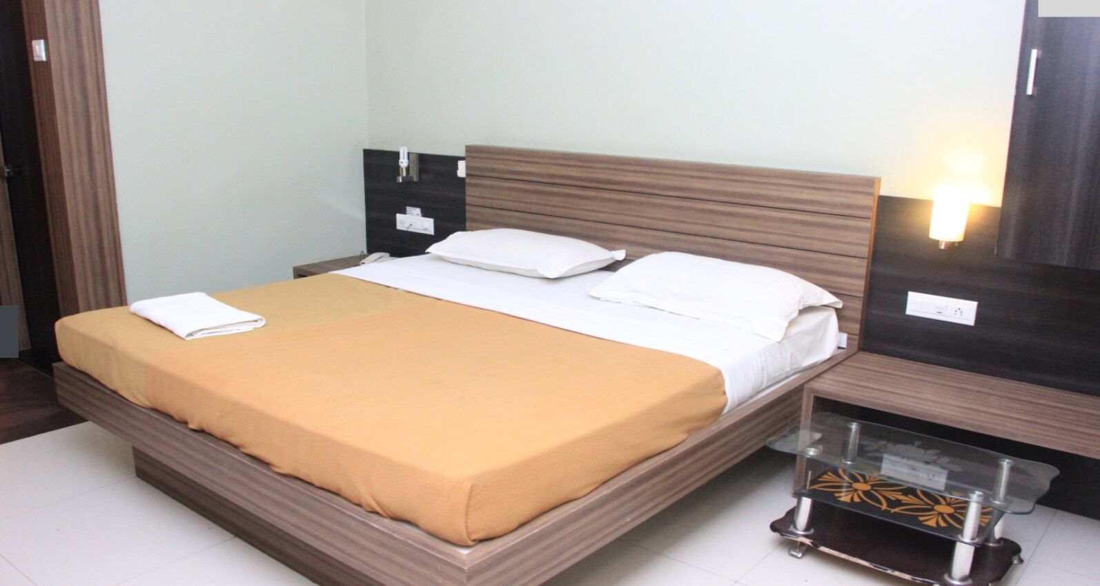Hotel Sham Suman Deluxe Non AC Room  4