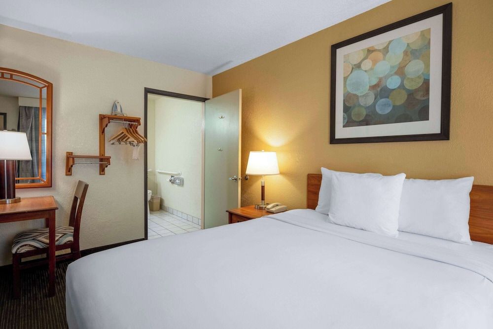 Standard Room, 1 Queen Bed, Accessible, Non Smoking