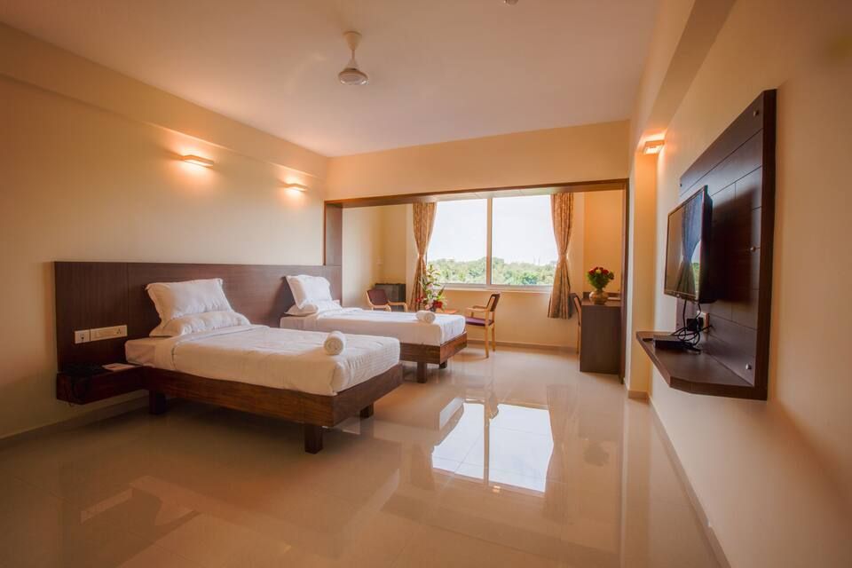 Hotel BMS Deluxe Double Bed AC Room 3