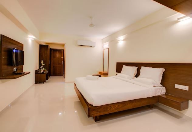 Hotel BMS Deluxe Double Bed AC Room 2