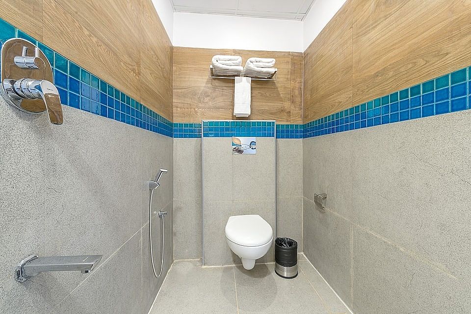 Mahagony Maple Room Washroom