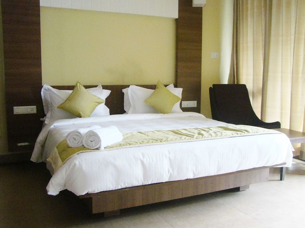 Deluxe Double Room, 1 King Bed, Balcony, Mountain View