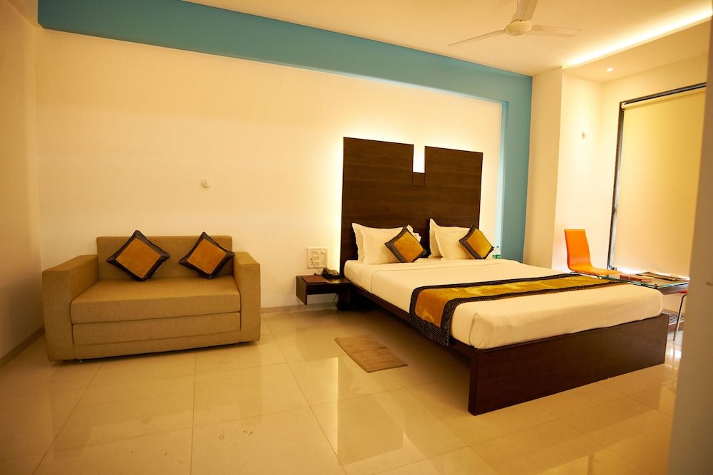 Hotel Golden View Deluxe Double Bed AC 30