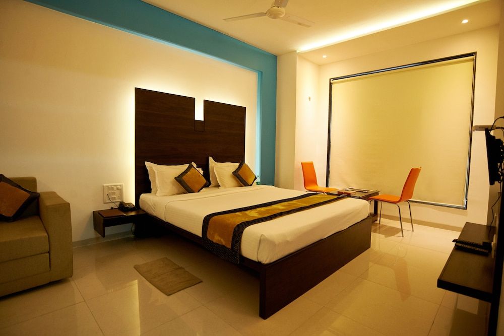 Hotel Golden View Deluxe Double Bed AC 38