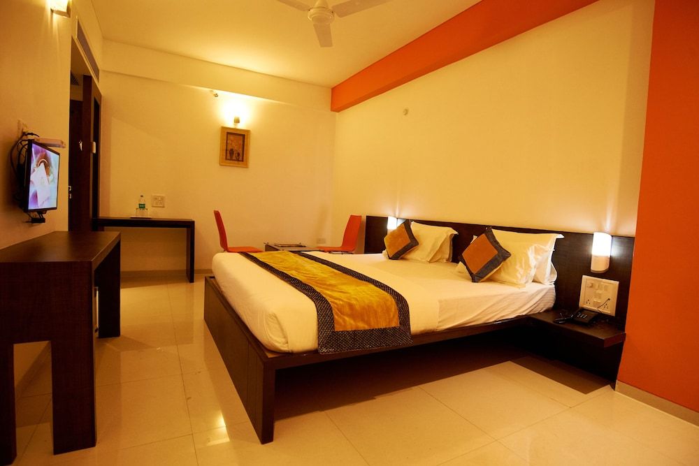 Hotel Golden View Deluxe Double Bed AC 35