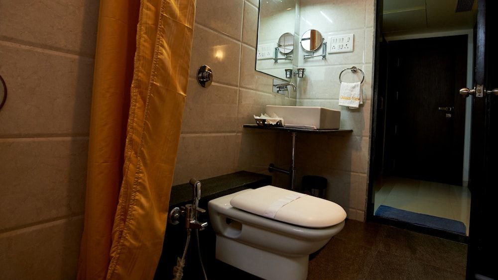 Hotel Golden View Deluxe Double Bed AC 37