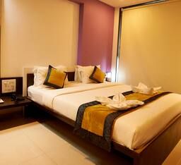 Hotel Golden View Deluxe Double Bed AC 25