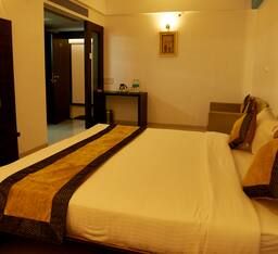 Hotel Golden View Deluxe Double Bed AC 28