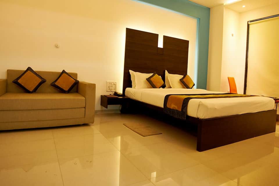 Hotel Golden View Deluxe Double Bed AC 27