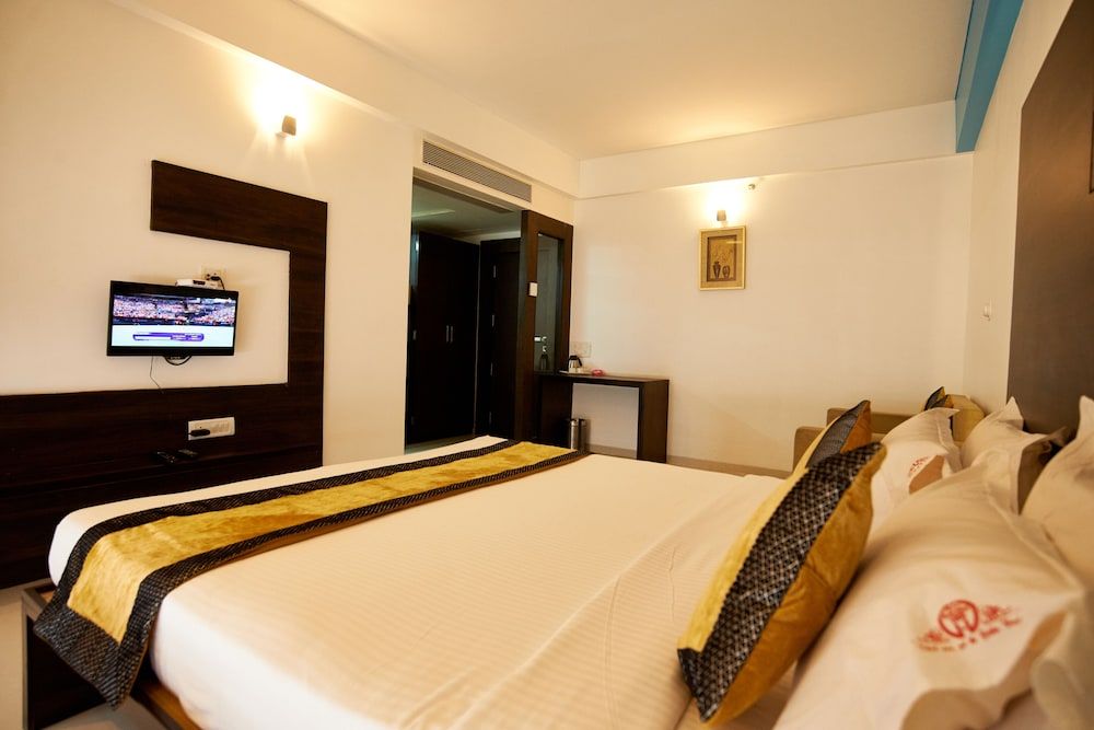 Hotel Golden View Deluxe Double Bed AC 2