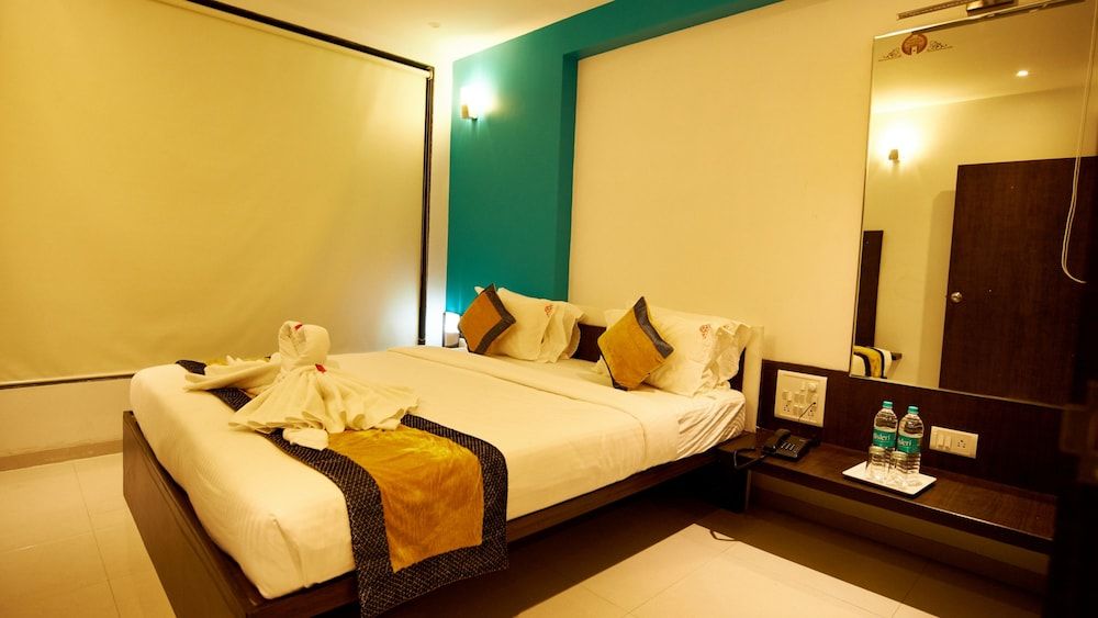 Hotel Golden View Deluxe Double Bed AC 33