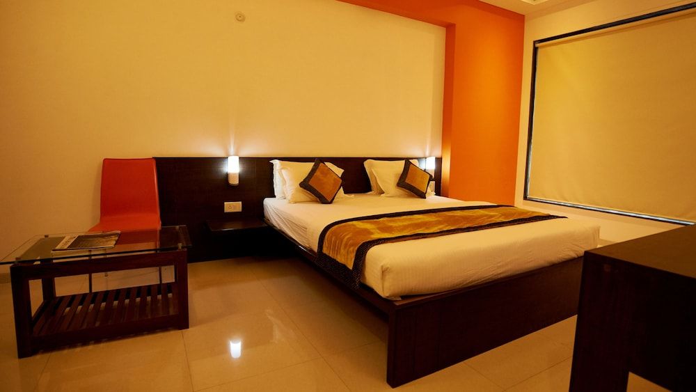 Hotel Golden View Deluxe Double Bed AC 31