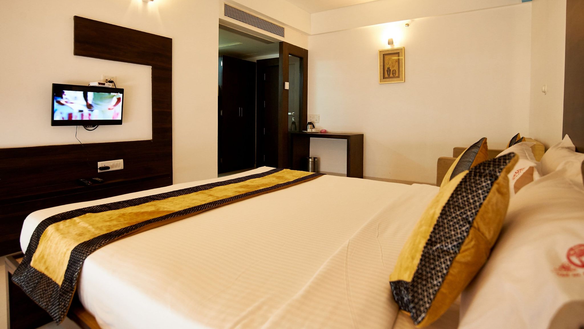 Hotel Golden View Deluxe Double Bed AC 14