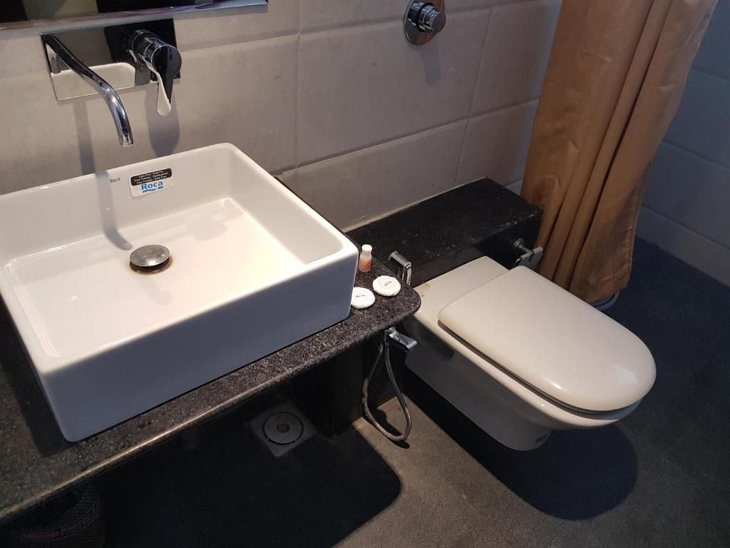 Hotel Golden View Deluxe Double Bed AC 24