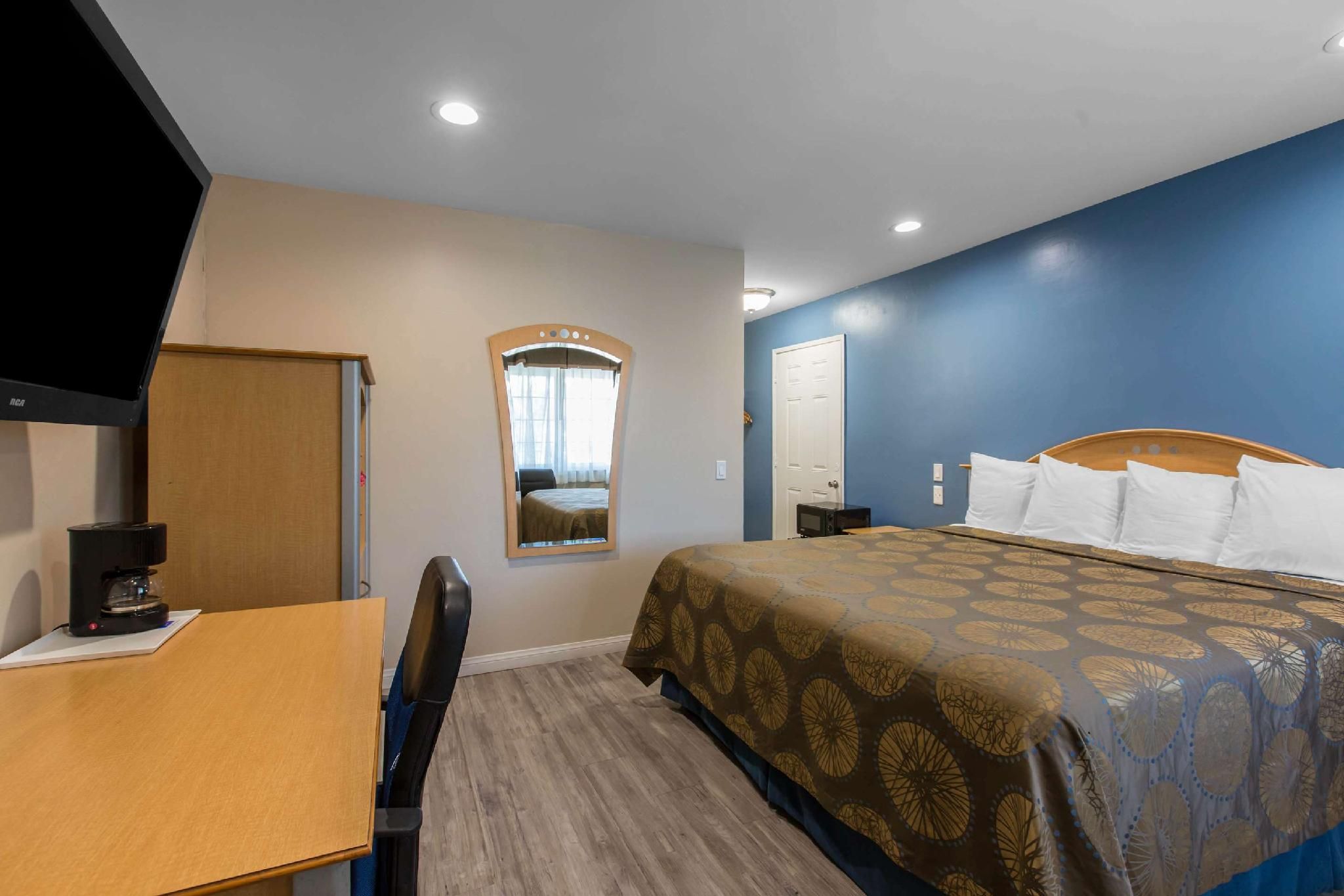 1 King Bed, Nonsmoking