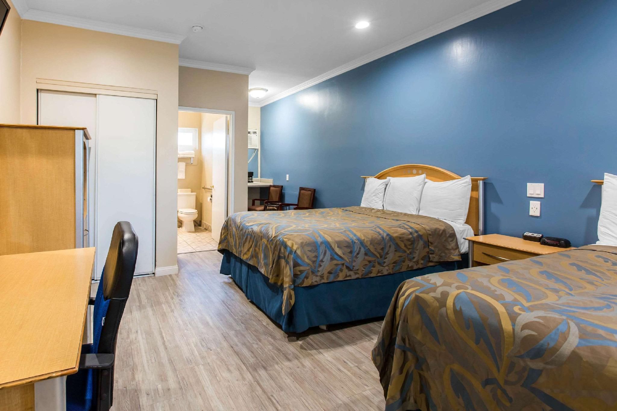 2 Queen Beds, Nonsmoking, Upgrade