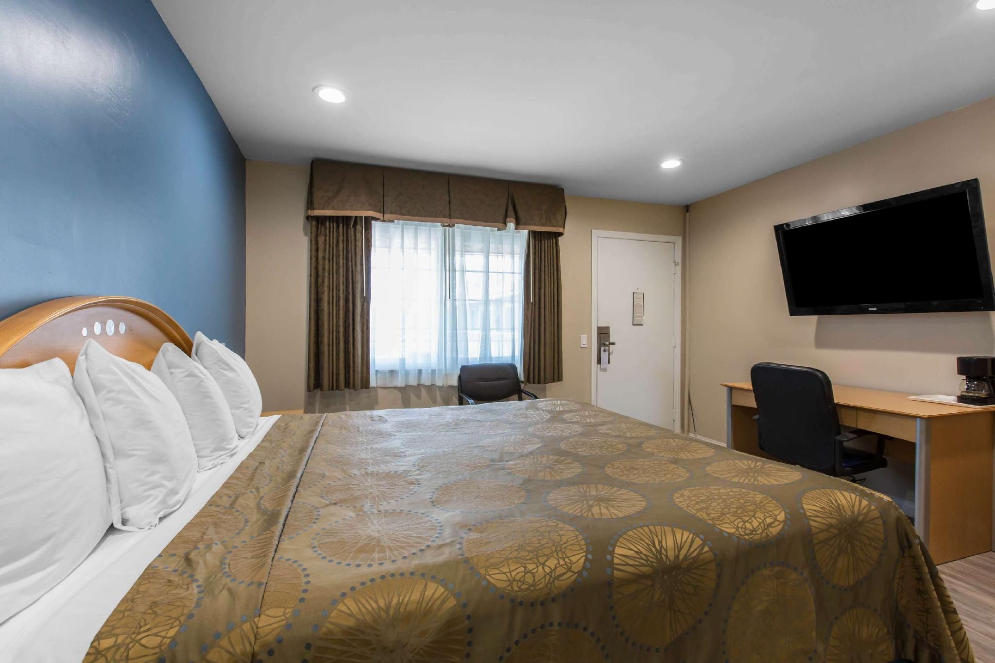 1 King Bed, Nonsmoking