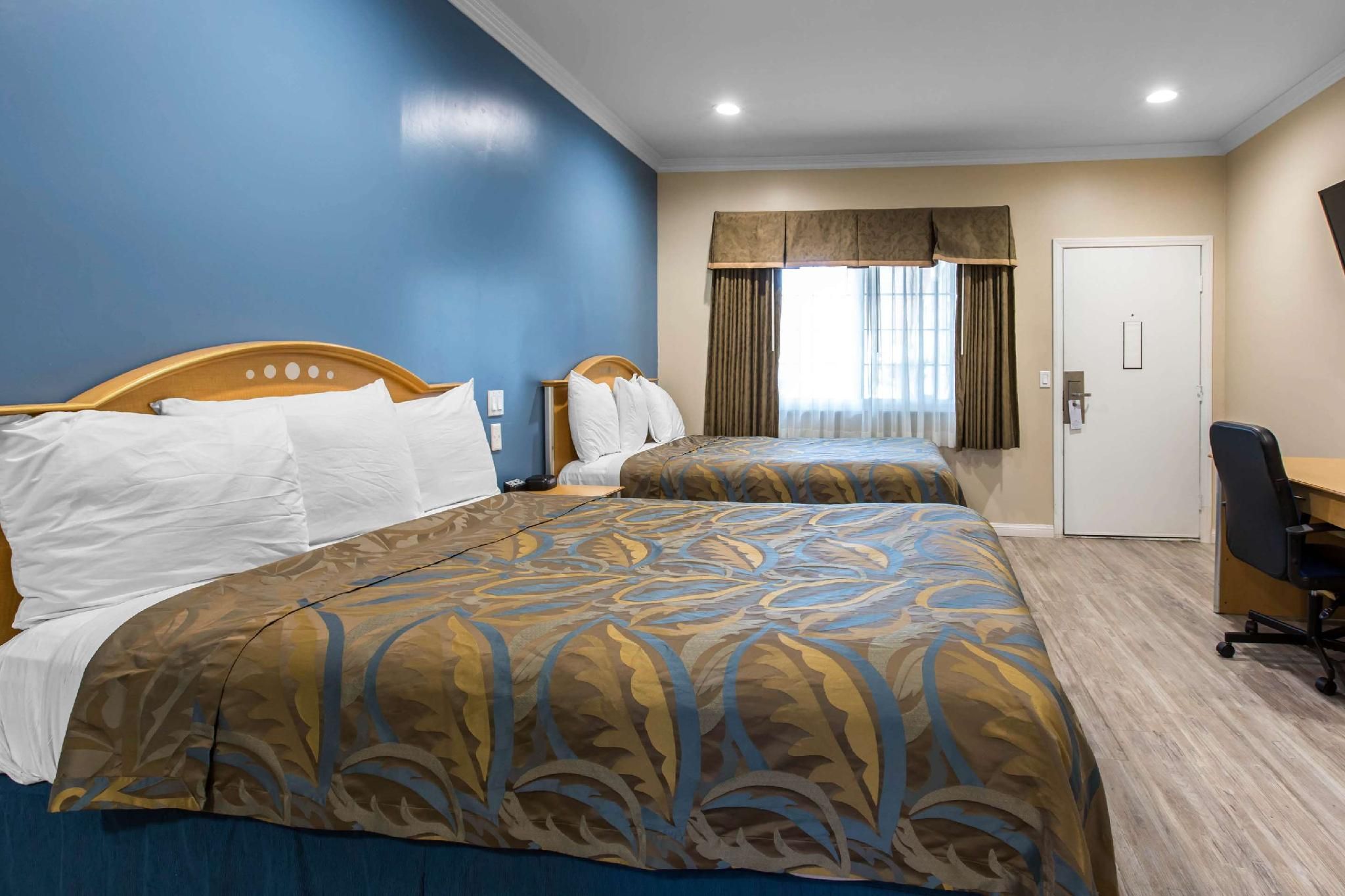 2 Queen Beds, Nonsmoking, Upgrade