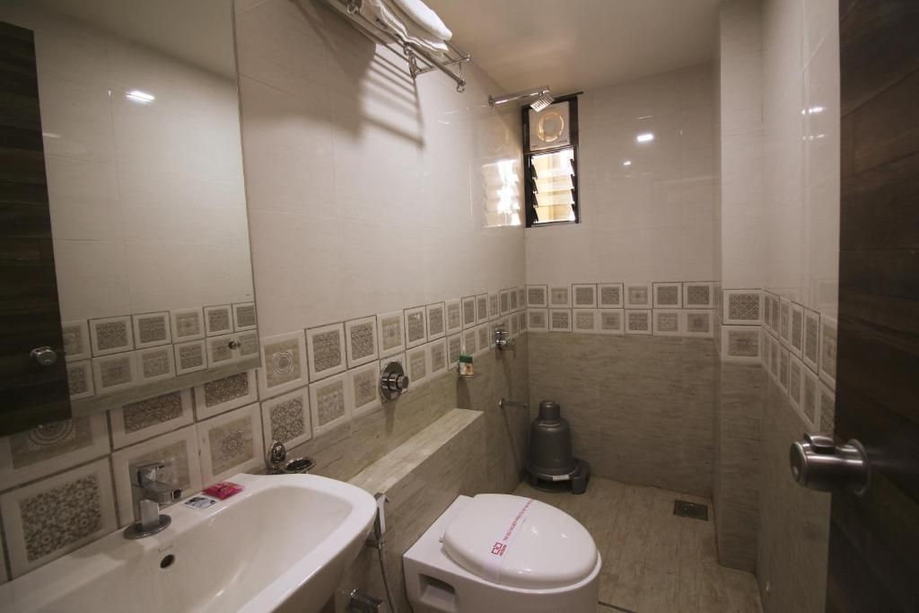 Hotel Vraj Inn Deluxe Double Bed AC 6