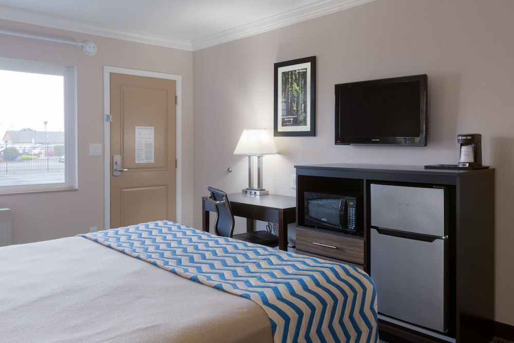 Room, 1 King Bed, Accessible, Non Smoking (Mobility, roll-in shwr)