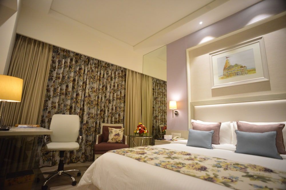 Efcee Sarovar Premiere Bhavnagar Deluxe Room, 1 Double Bed 11