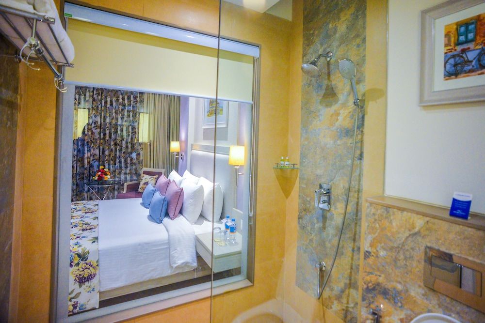 Efcee Sarovar Premiere Bhavnagar Deluxe Room, 1 Double Bed 16