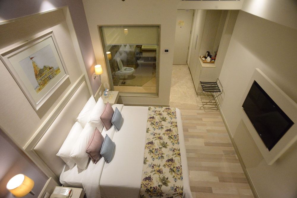 Efcee Sarovar Premiere Bhavnagar Deluxe Room, 1 Double Bed 13