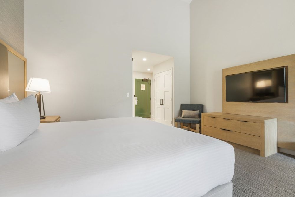 Pala Mesa Golf Resort Deluxe Room, 1 King Bed 2