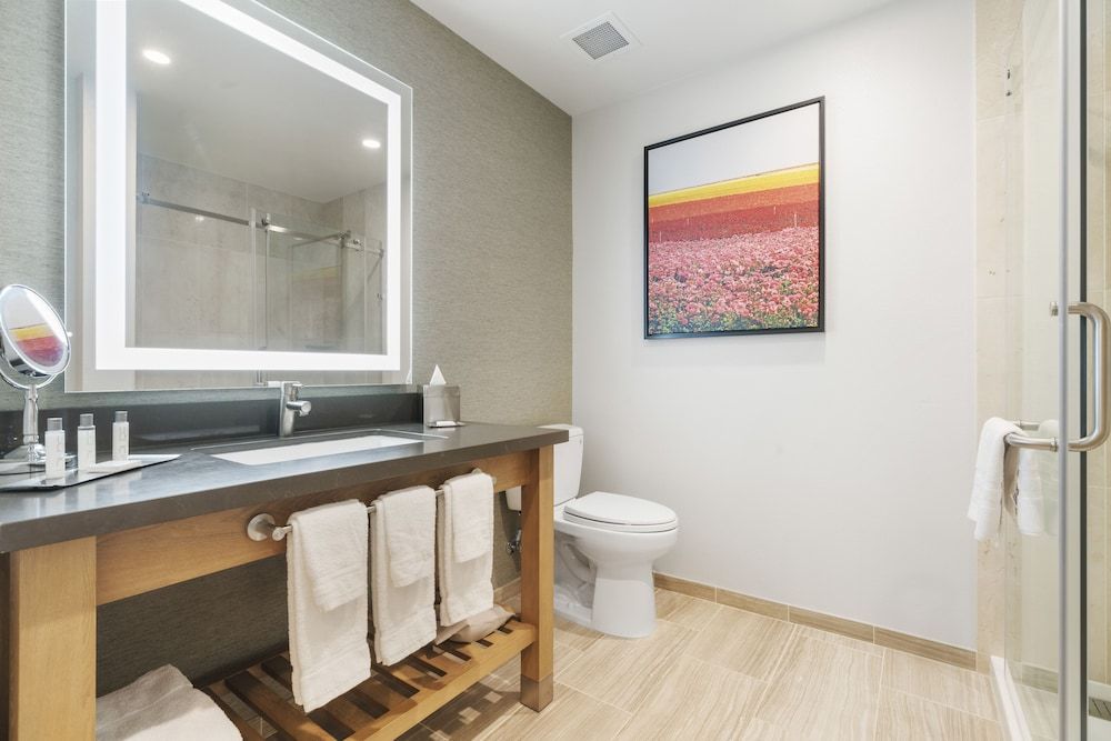 Pala Mesa Golf Resort Deluxe Room, 1 King Bed 3