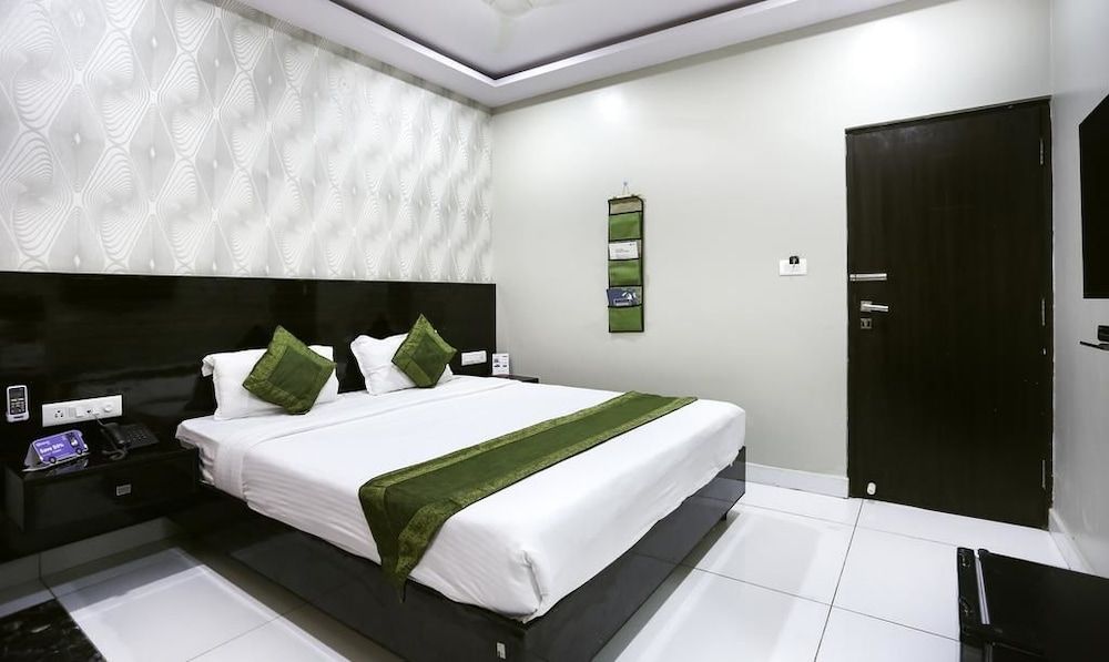 undefined Treebo Greenwood Premier Suites, Old Airport Road 7