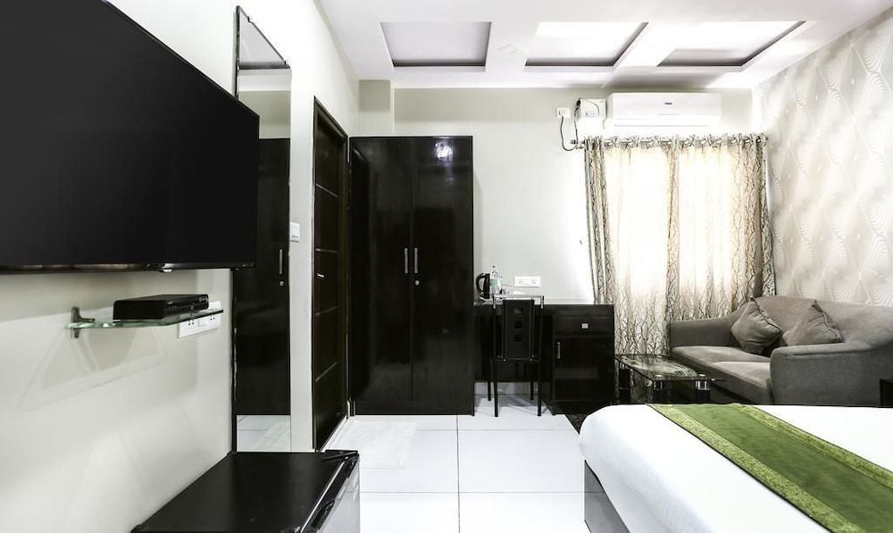 undefined Treebo Greenwood Premier Suites, Old Airport Road 8