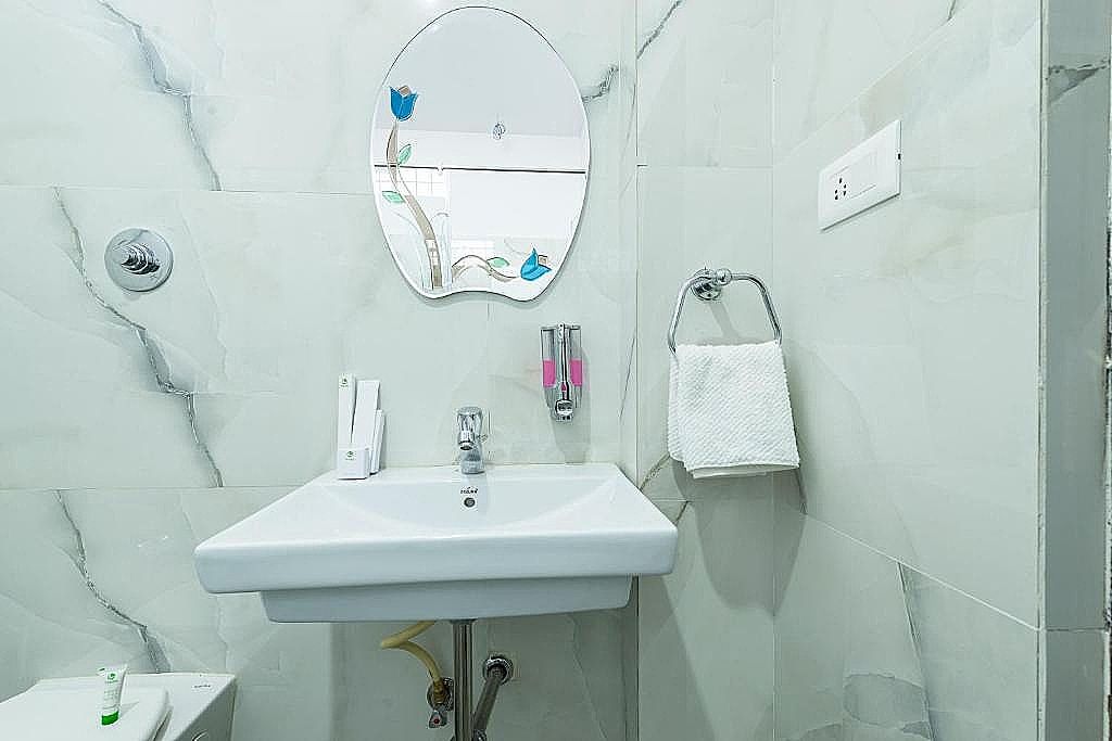 Treebo Greenwood Premier Suites, Old Airport Road Standard Double Room 6