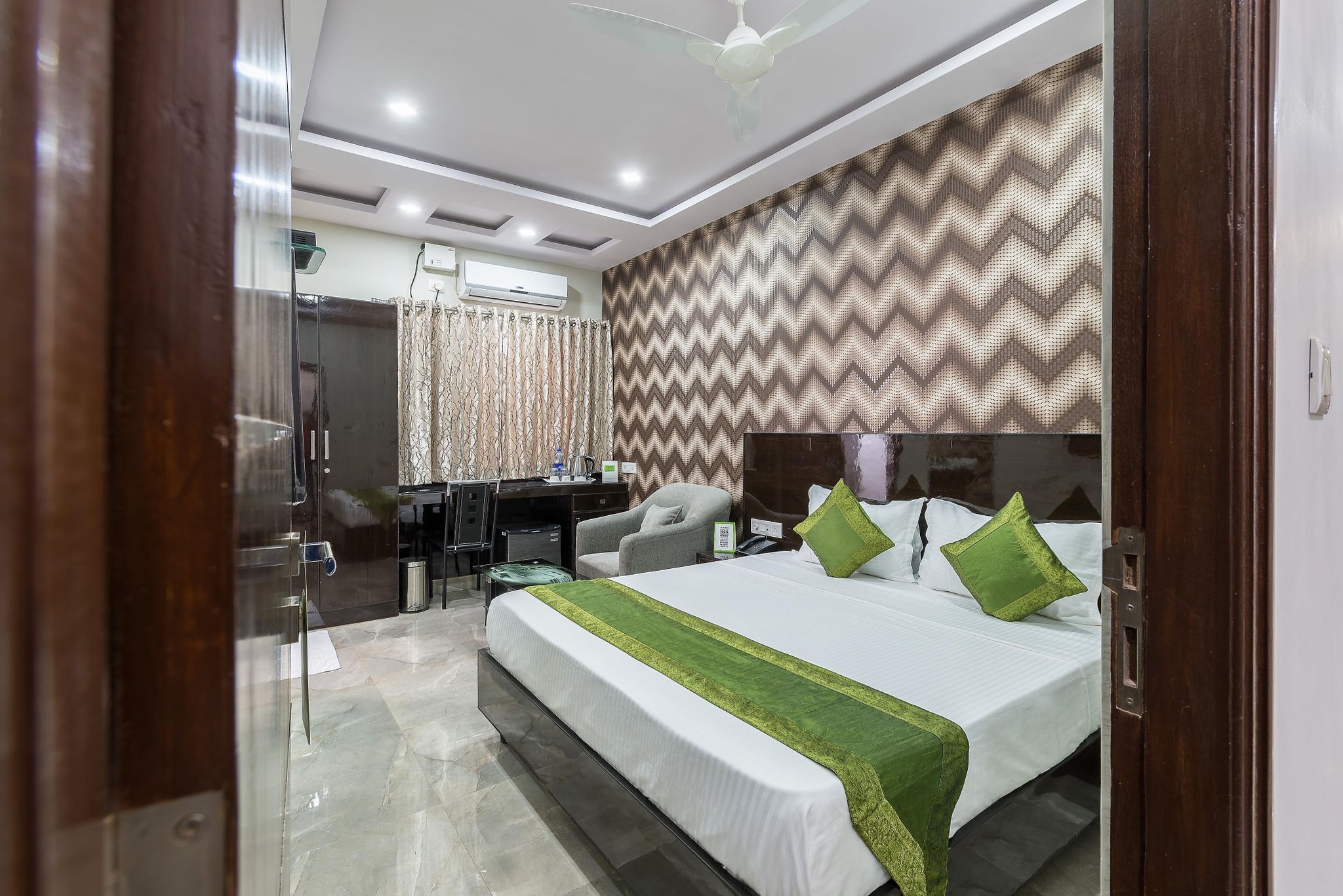 Treebo Greenwood Premier Suites, Old Airport Road Standard Double Room 4