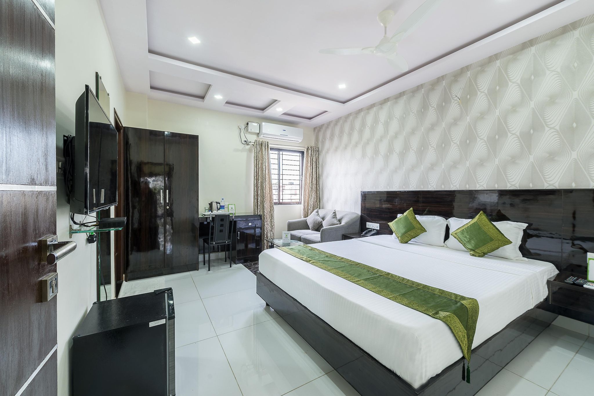 undefined Treebo Greenwood Premier Suites, Old Airport Road 5