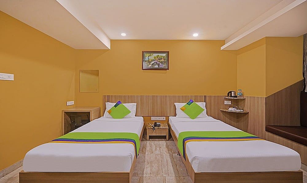 Treebo Fourth Avenue Deluxe Double Room 25