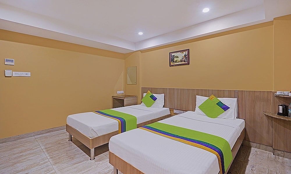 Treebo Fourth Avenue Deluxe Double Room 4